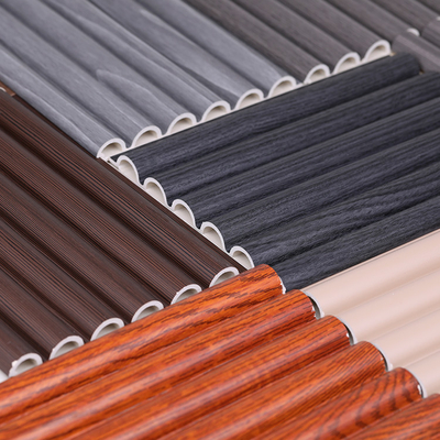 คุณภาพ แผ่นผนังตกแต่งภายใน 15 มม. PVC Wood Plastic Arc Board โรงงาน